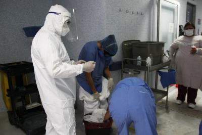 Personal de salud se quitan los trajes de protección contra covid 