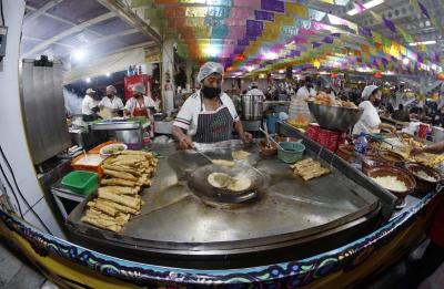 Puesto de comida tradicional mexicana en la Feria Estatal de León del 2024