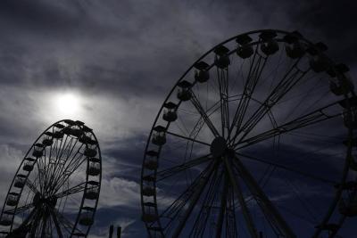 Detalle de dos ruedas de la fortuna en la Feria Estatal de León del 2024