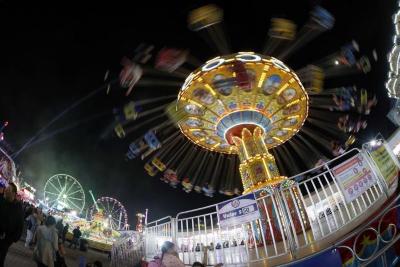Toma nocturna de las sillas voladoras en la Feria Estatal de León del 2024