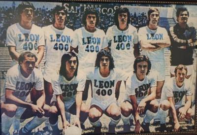 El Club León usando la playera León 400 (Ca. 1975) 