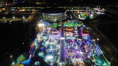Fotografía panorámica nocturna de la Feria Estatal de León del 2023 
