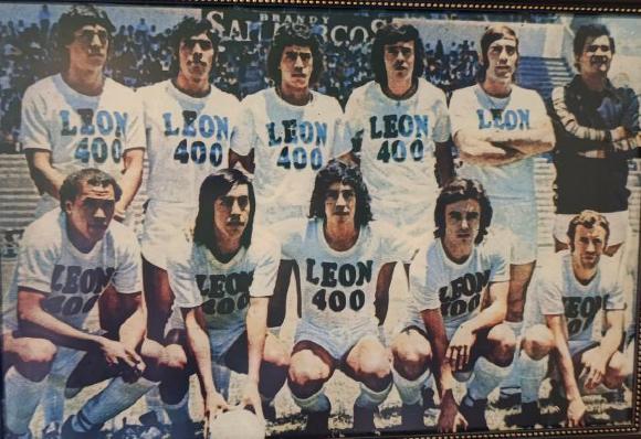 El Club León usando la playera León 400 (Ca. 1975) 