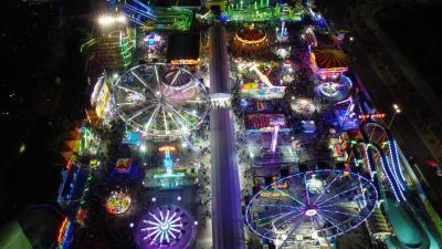 Fotografía con vista panorámica de los juegos mecánicos de la Feria Estatal de León del 2023