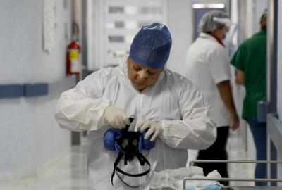 Personal de salud ajustando su mascarilla 