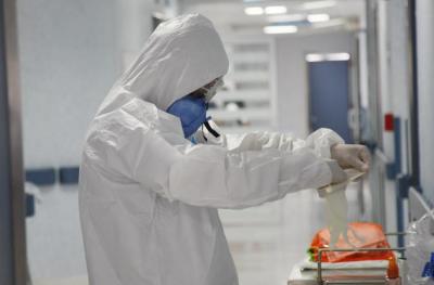 Médico se coloca guantes de látex