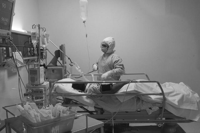 Médico revisa signos vitales de paciente