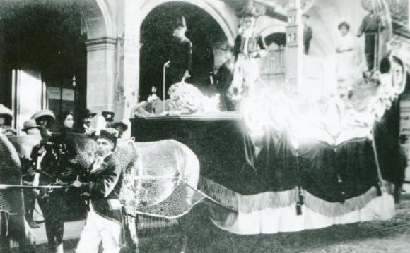 Carro alegórico La Perla del Bajío en las Fiestas de enero de 1910 