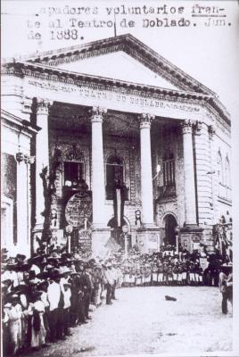Zapadores voluntarios frente al Teatro Doblado