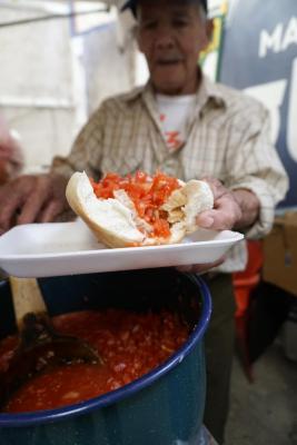 Adolfo Becerra  preparando Guacanaya 