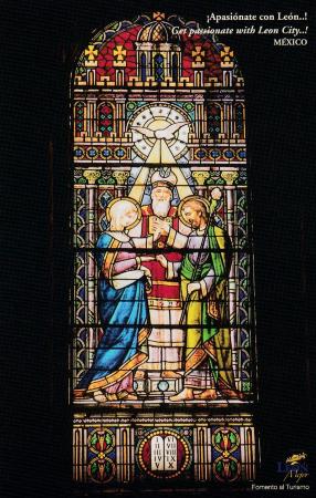 Vitral de la Virgen María y San José en el Templo del Inmaculado Corazón de María