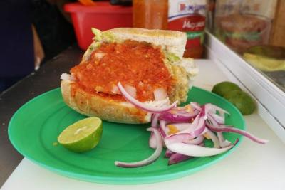 Guacamaya acompañada de su salsa, cueritos, limón y cebolla