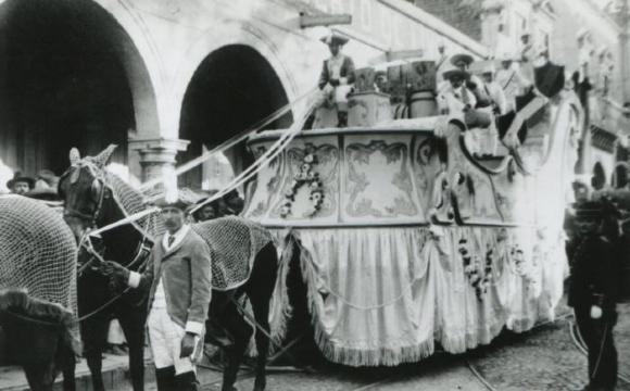 Carro alegórico La Industria en las Fiestas de enero de 1910 