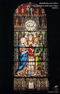 Vitral de la Virgen María y San José en el Templo del Inmaculado Corazón de María