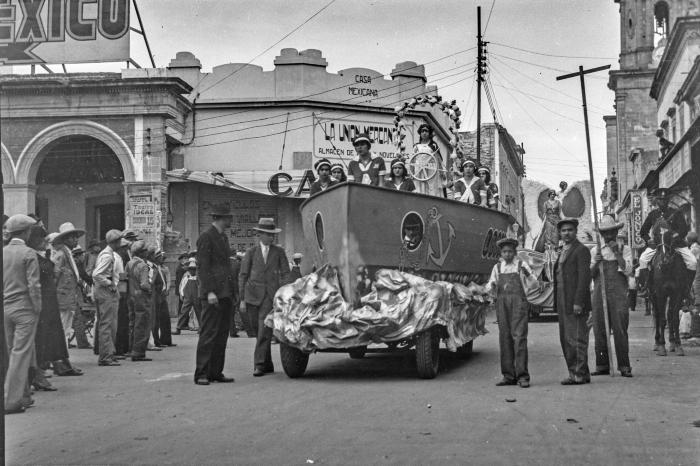 Carro alegórico en el desfile de las Fiestas de enero de 1932