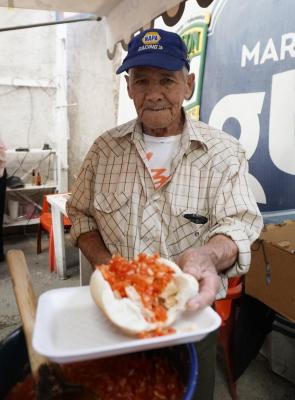 Don Adolfo prepando una guacamaya