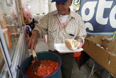 Adolfo Becerra colocando la tradicional salda para guacamayas 