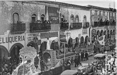 Paseo de carros alegóricos en las Fiestas de enero de 1936