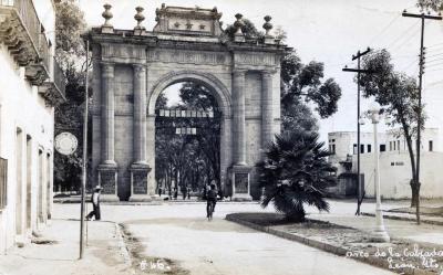 Arco de la Calzada de los Héroes (Ca.1933)