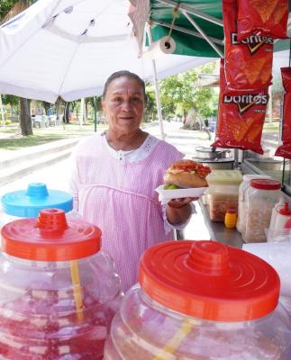 Puesto de guacamayas en Parque Hidalgo 