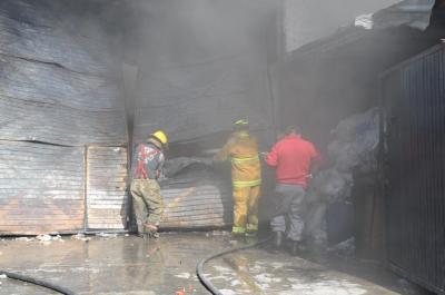 Bomberos incendio fábrica 18