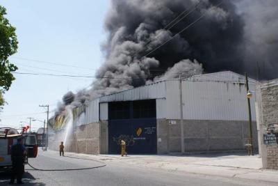 Bomberos incendio fábrica 5