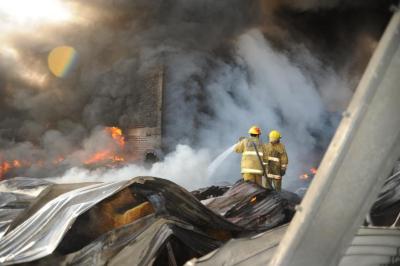  Bomberos incendio fábrica 10