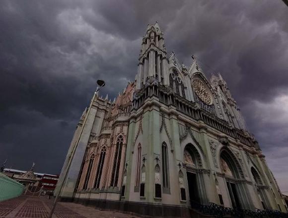 Vista exterior y columna del Templo Expiatorio 