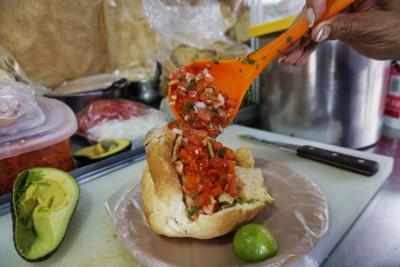 En el Barrio del Coecillo preparan las guacamayas más picosas 