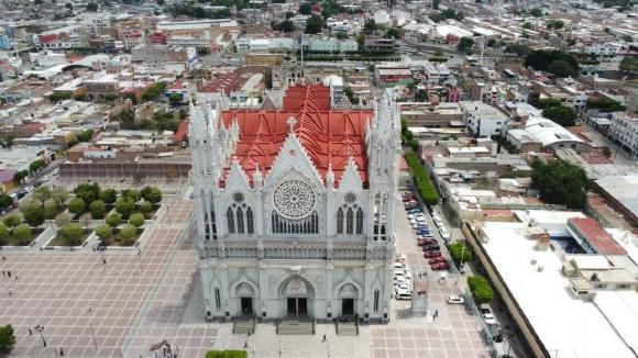 Vista aérea del Templo Expiatorio, Plaza Expiatorio y Barrio de Santiago
