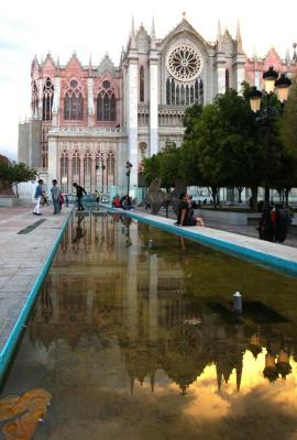 Plaza expiatorio y fuente del Templo Expiatorio Diocesano del Sagrado Corazón de Jesús 