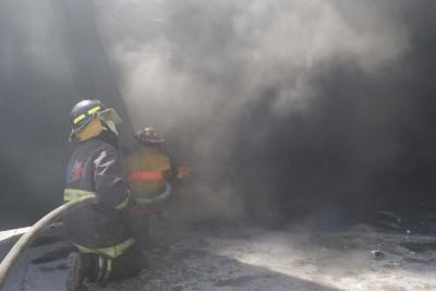 Bomberos incendio fábrica 25