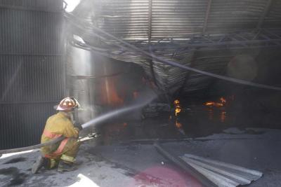 Bomberos incendio fábrica 26