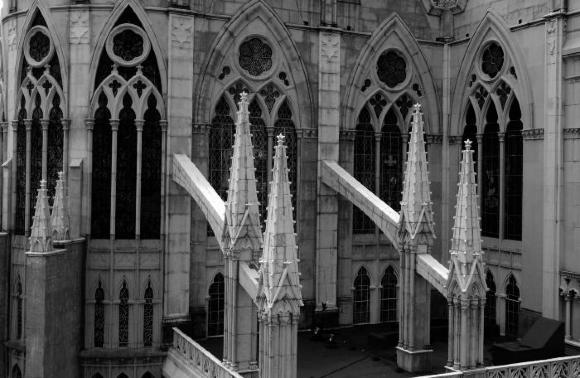 Contrafuertes y arcos ojivales del Templo Expiatorio