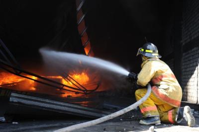 Bomberos incendio fábrica 4