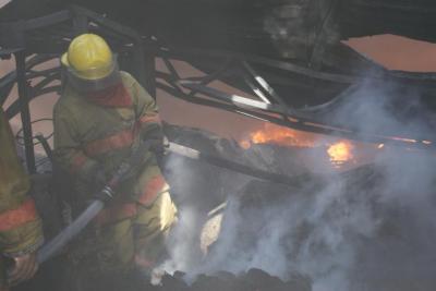 Bomberos incendio fábrica 9