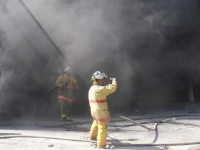 Bomberos incendio fábrica 7