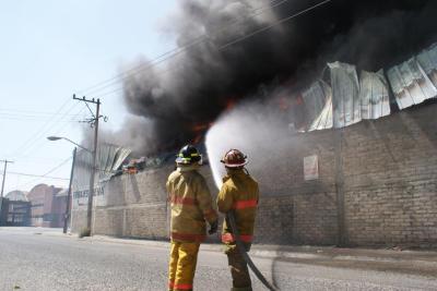 Bomberos incendio fábrica 21
