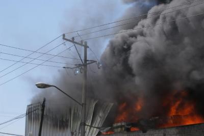 Bomberos incendio fábrica 22