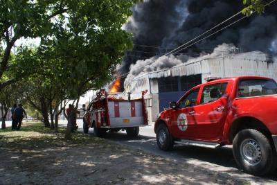 Bomberos incendio fábrica 20