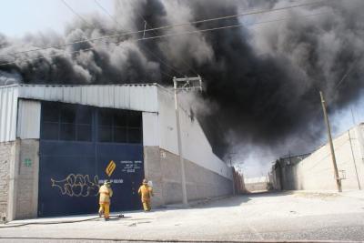 Bomberos incendio fábrica 13
