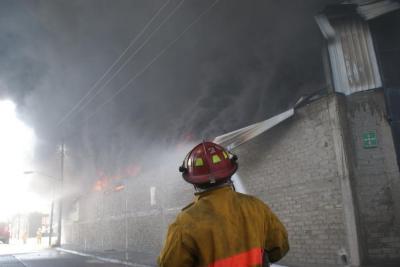 Bomberos incendio fábrica 23
