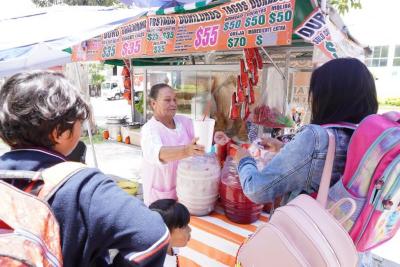 Clientes de la tradicional guacamaya en el Parque Hidalgo