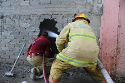 Bomberos incendio fábrica 15