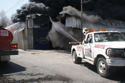 Bomberos incendio fábrica 24