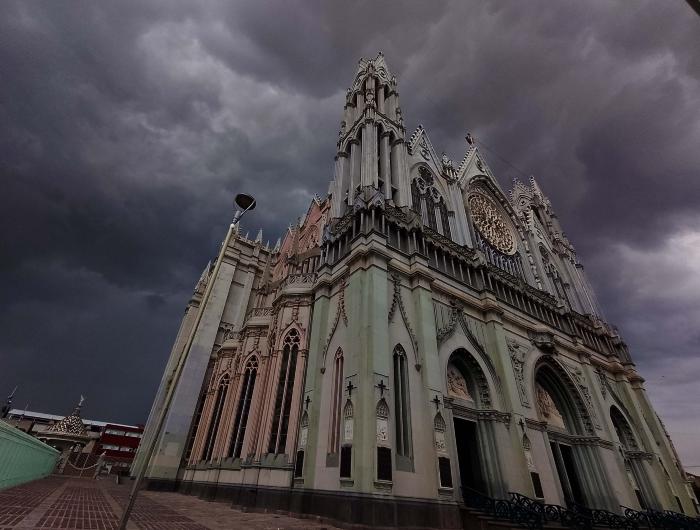 Vista exterior y columna del Templo Expiatorio 
