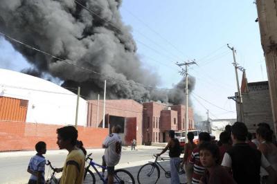 Bomberos incendio fábrica 14