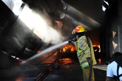  Bomberos incendio fábrica 11
