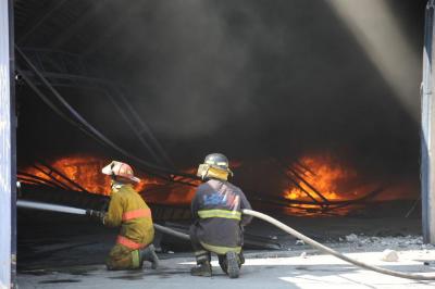 Bomberos incendio fábrica 3