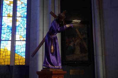 Jesús Cristo cargando la cruz en el Templo Expiatorio Diocesano del Sagrado Corazón de Jesús